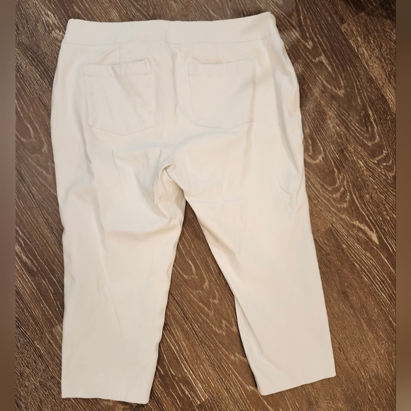 Spanx Crisp White On the GO Kick Capri Pants Size 1X Plus Size - Picture 6 of 10
